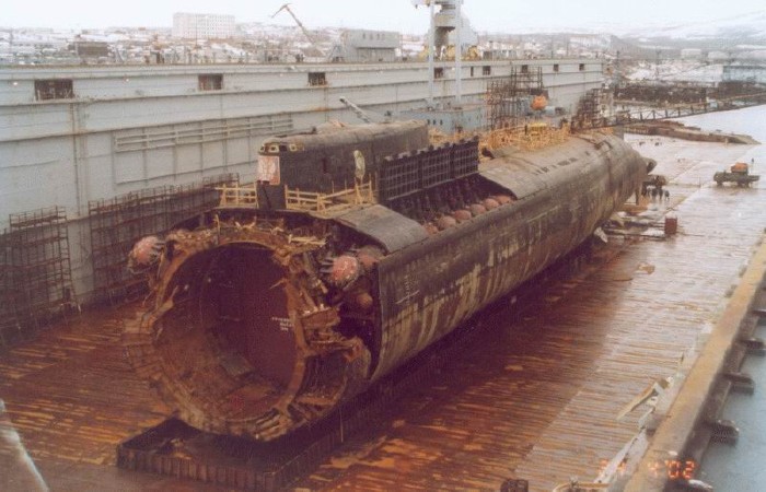 K-141 Kursk explosion and salvage damage, photo 3