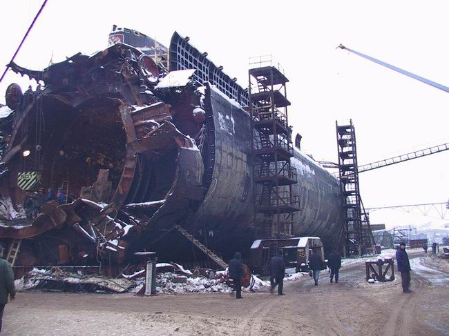 K-141 Kursk explosion and salvage damage, photo 6