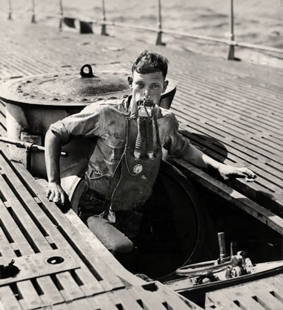 Momsen lung submarine escape device