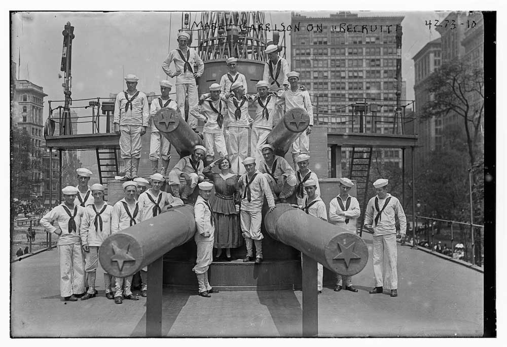 Sailors posing with the 14-inch guns on USS Recruit